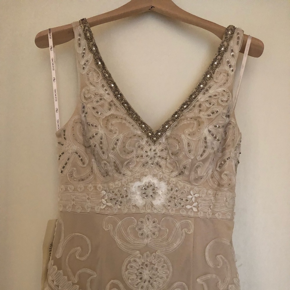 Wedding dress. Never worn. - Picture 3 of 6